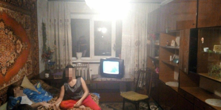 В Николаеве патрульным пришлось лезть через балкон на пятом этаже в квартиру, где ночью кричал ребенок (ФОТО)