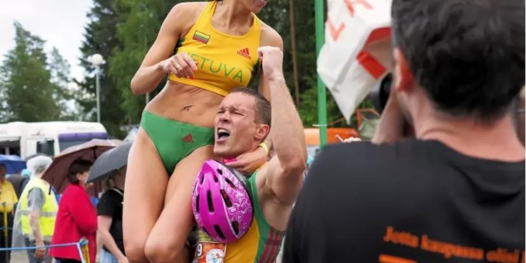 Чемпионат мира по переноске жен выиграла пара из Литвы (ФОТО)