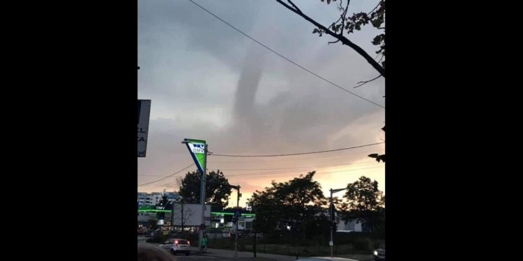 По Румынии пронесся торнадо – повреждены дома, есть раненые (ФОТО)