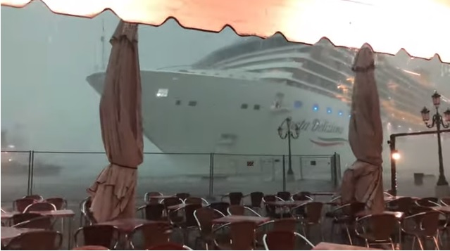 В Венеции шторм чуть не вынес на берег круизный лайнер (ВИДЕО) 1