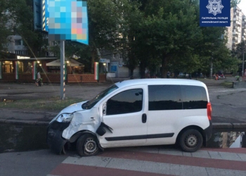В Николаеве патрульным пришлось надевать наручники на пьяного водителя, совершившего ДТП (ФОТО)