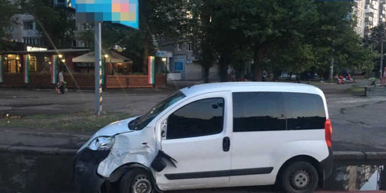 В Николаеве патрульным пришлось надевать наручники на пьяного водителя, совершившего ДТП (ФОТО)