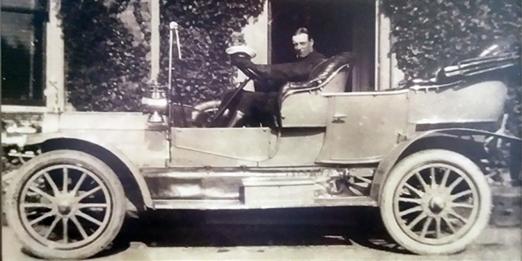 В Великобритании полиция выставила на аукцион старый автомобильный регистрационный номер и выручила приличную сумму