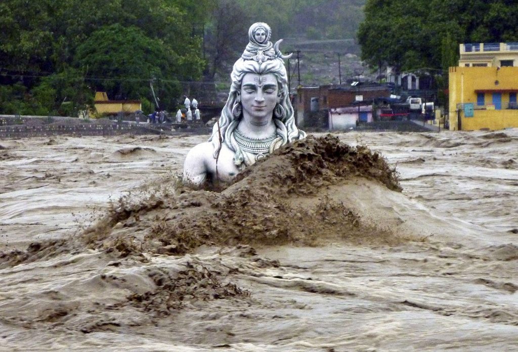 Из-за проливных дождей в Индии в зоне наводнения оказалось более 60 тысяч человек 1