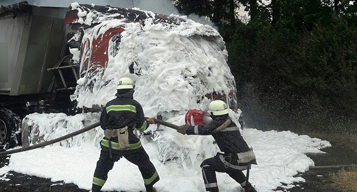 На Николаевщине за вчерашний день тушили и фуру с зерном, и легковушку (ФОТО)