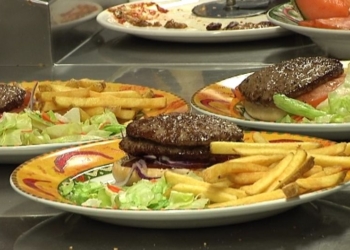 В Финляндии мужчину, не расплачивающегося в ресторанах по счетам, пытаются перевоспитать с помощью суда. Пока не выходит