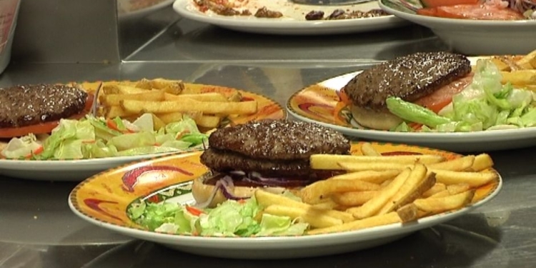 В Финляндии мужчину, не расплачивающегося в ресторанах по счетам, пытаются перевоспитать с помощью суда. Пока не выходит