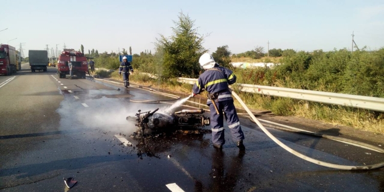На Николаевщине в результате ДТП загорелся мотоцикл (ФОТО)