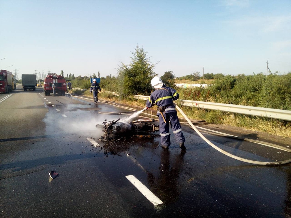 На Николаевщине в результате ДТП загорелся мотоцикл (ФОТО) 1