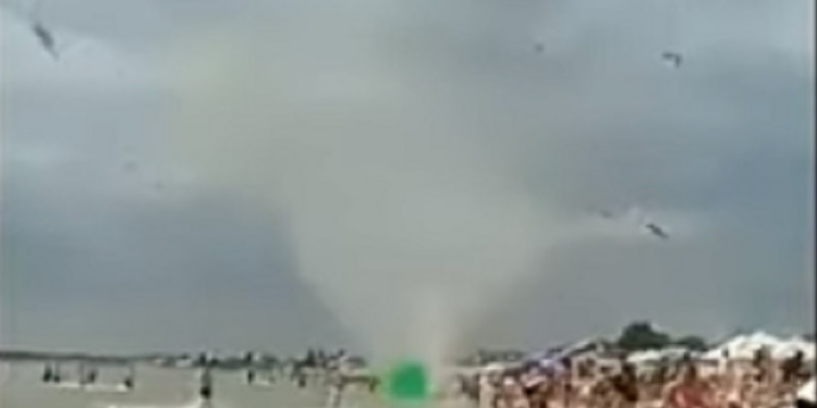 По пляжу в Одессе пронесся смерч (ВИДЕО)