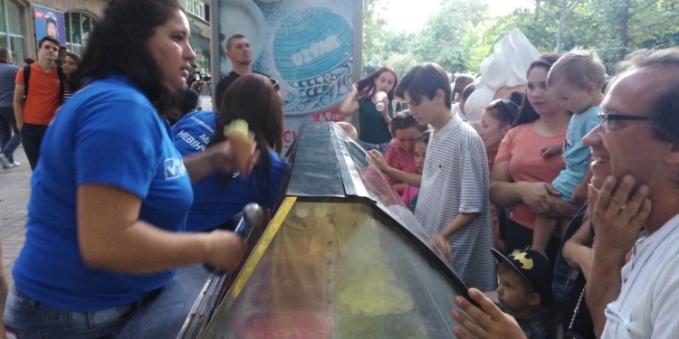 В Николаеве кандидат агитировал за себя бесплатным мороженым – ОПОРА