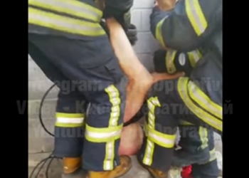 Спасателям пришлось вытаскивать вентиляции мужчину, который полез спасать чужой телефон (ВИДЕО)