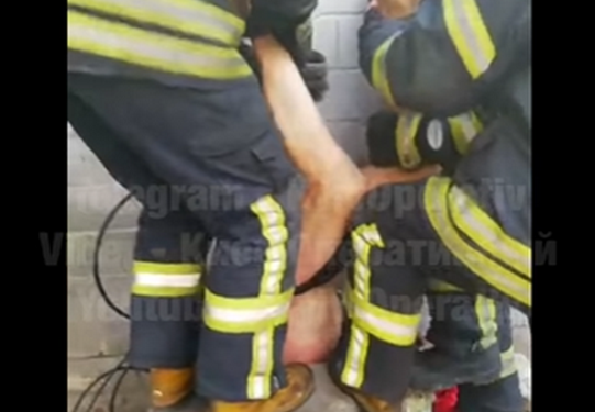 Спасателям пришлось вытаскивать вентиляции мужчину, который полез спасать чужой телефон (ВИДЕО)