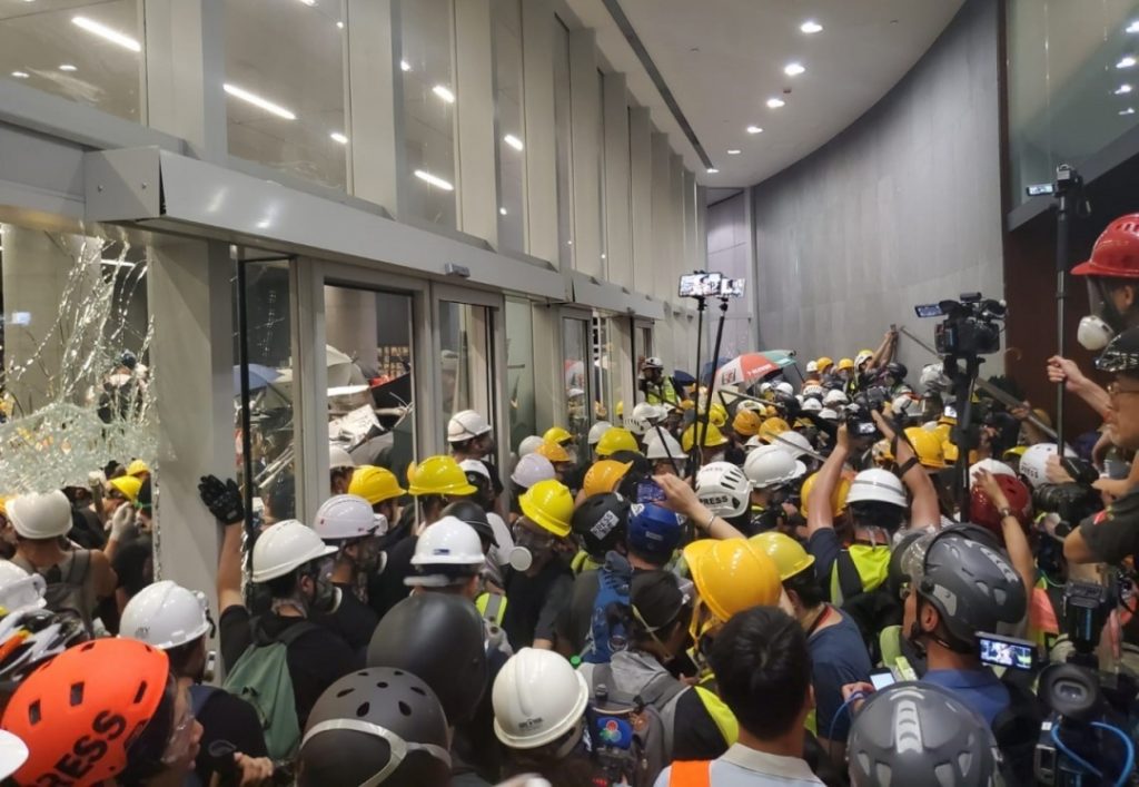 В Гонконге протестующие штурмуют парламент 1
