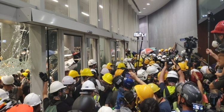 В Гонконге протестующие штурмуют парламент