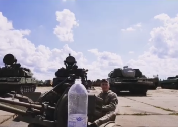 Украинский боец присоединился к главному флешмобу этого лета и открыл бутылку зениткой (ВИДЕО)