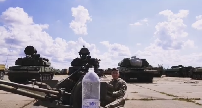 Украинский боец присоединился к главному флешмобу этого лета и открыл бутылку зениткой (ВИДЕО)