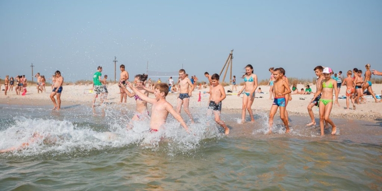 Уже более 300 детей, проживающих в Заводском районе, отдохнули на Черном море по путевкам от горсовета (ФОТО)