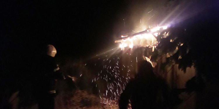 В Очакове мужчина вынес из горящего дома двух соседских детей (ФОТО)