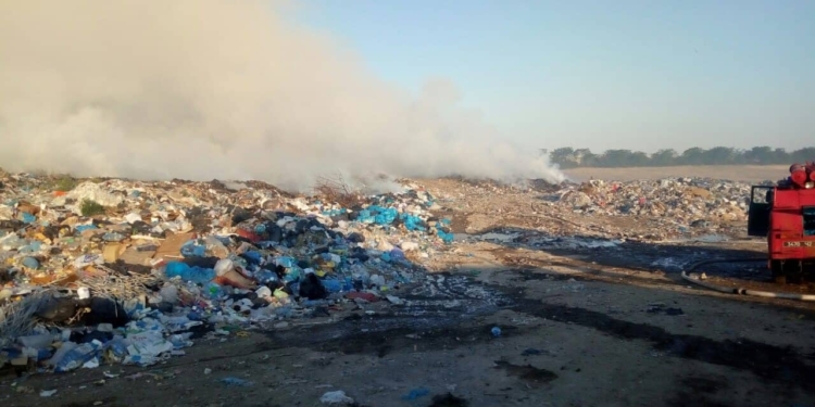 Николаевские спасатели тушат масштабный пожар на свалке в Березанском районе (ФОТО)