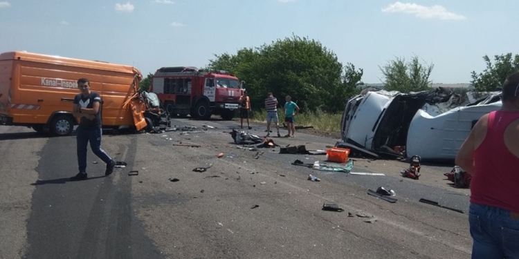 Маршрутка «Первомайск-Николаев» столкнулась с грузовым бусиком – один человек погиб, 15 пострадали (ФОТО)