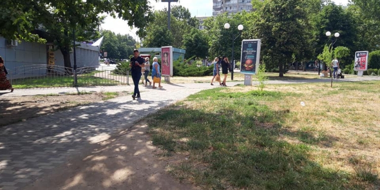 В Николаеве сквер у «Шара» очистили от киосков (ФОТО)