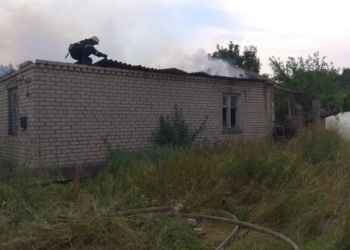 В отдаленном микрорайоне Николаева из-за короткого замыкания электросети сгорела крыша частного дома (ФОТО)