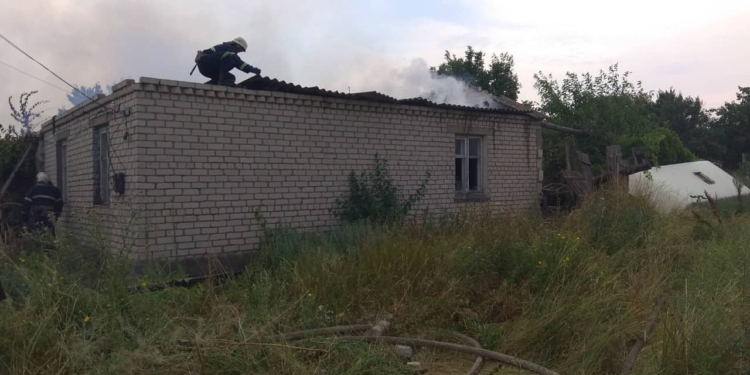 В отдаленном микрорайоне Николаева из-за короткого замыкания электросети сгорела крыша частного дома (ФОТО)