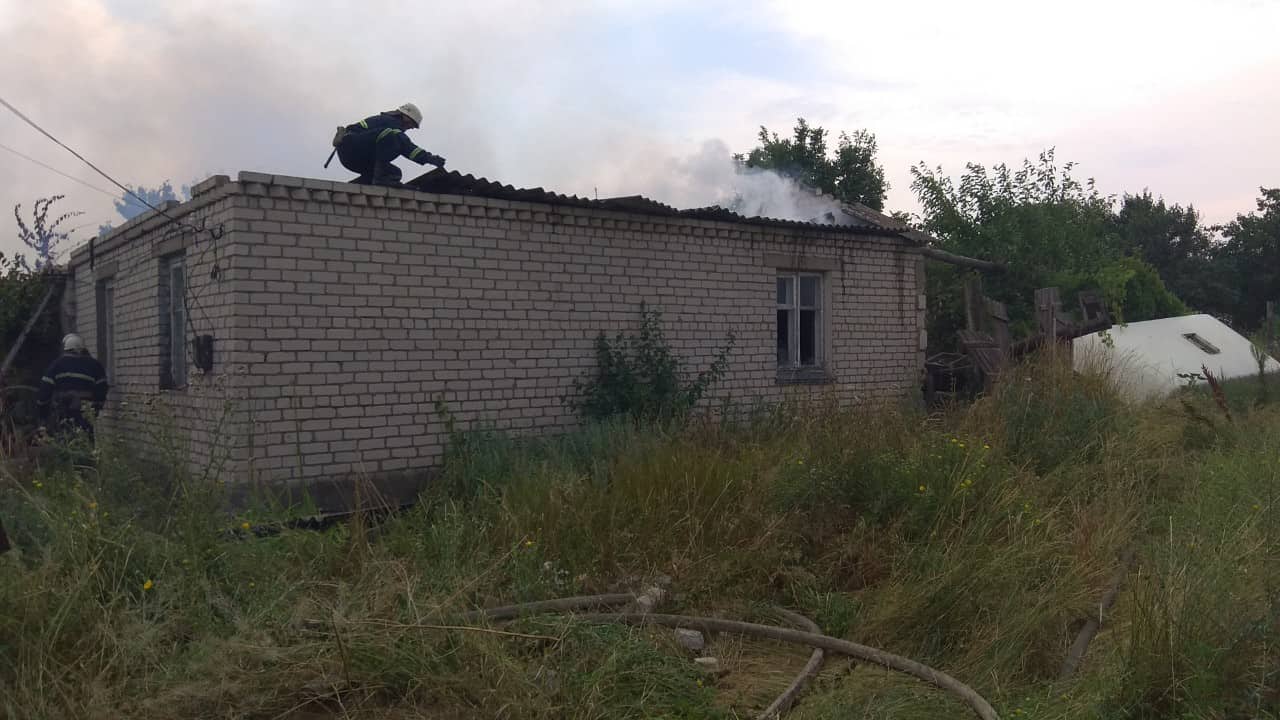 В отдаленном микрорайоне Николаева из-за короткого замыкания электросети сгорела крыша частного дома (ФОТО)