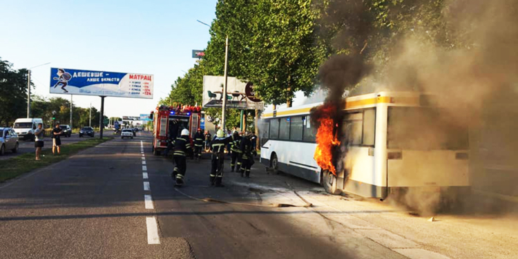 В Николаеве на Широкобальском перегоне горел автобус (ФОТО)