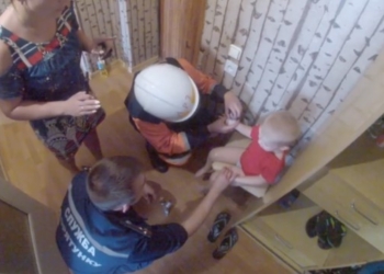 В Николаеве спасатели выручили малыша, у которого рука застряла в калейдоскопе (ВИДЕО)