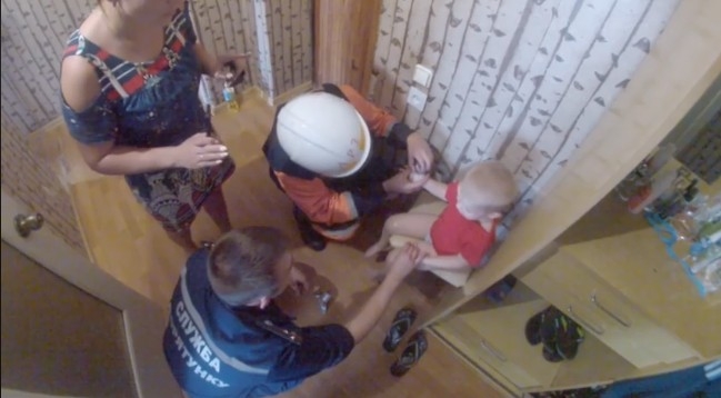 В Николаеве спасатели выручили малыша, у которого рука застряла в калейдоскопе (ВИДЕО)
