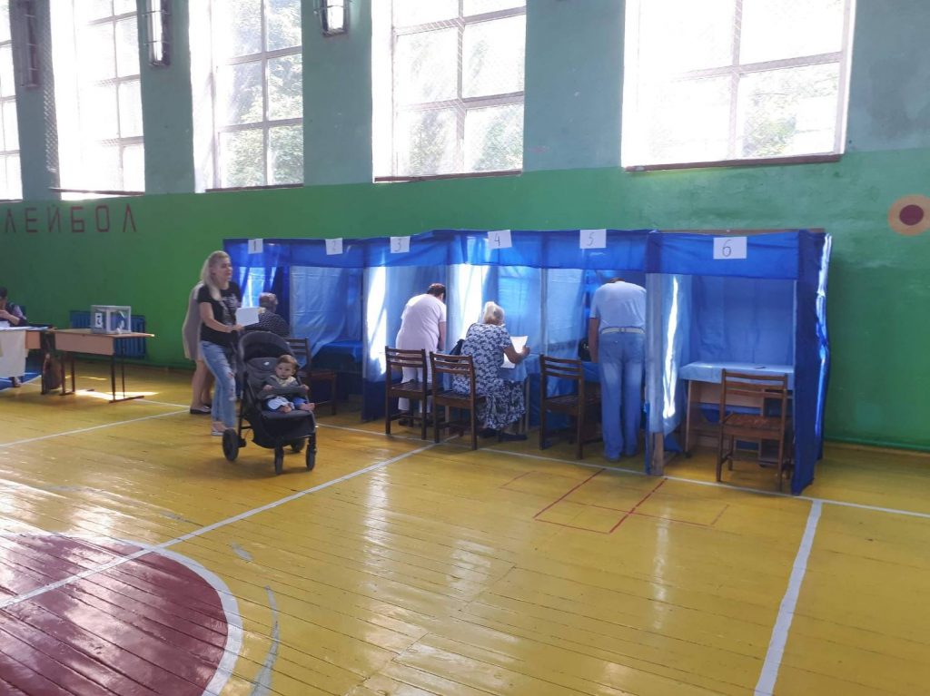 Выборы на Николаевщине: на участке установили полуоткрытые кабинки, а член УИК помогал голосовать избирателю 1