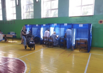 Выборы на Николаевщине: на участке установили полуоткрытые кабинки, а член УИК помогал голосовать избирателю