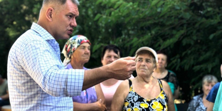 «Надо выбирать таких, как наш Козырь», – жители Николаевского района считают, что в Раде не должно быть «лишних людей»