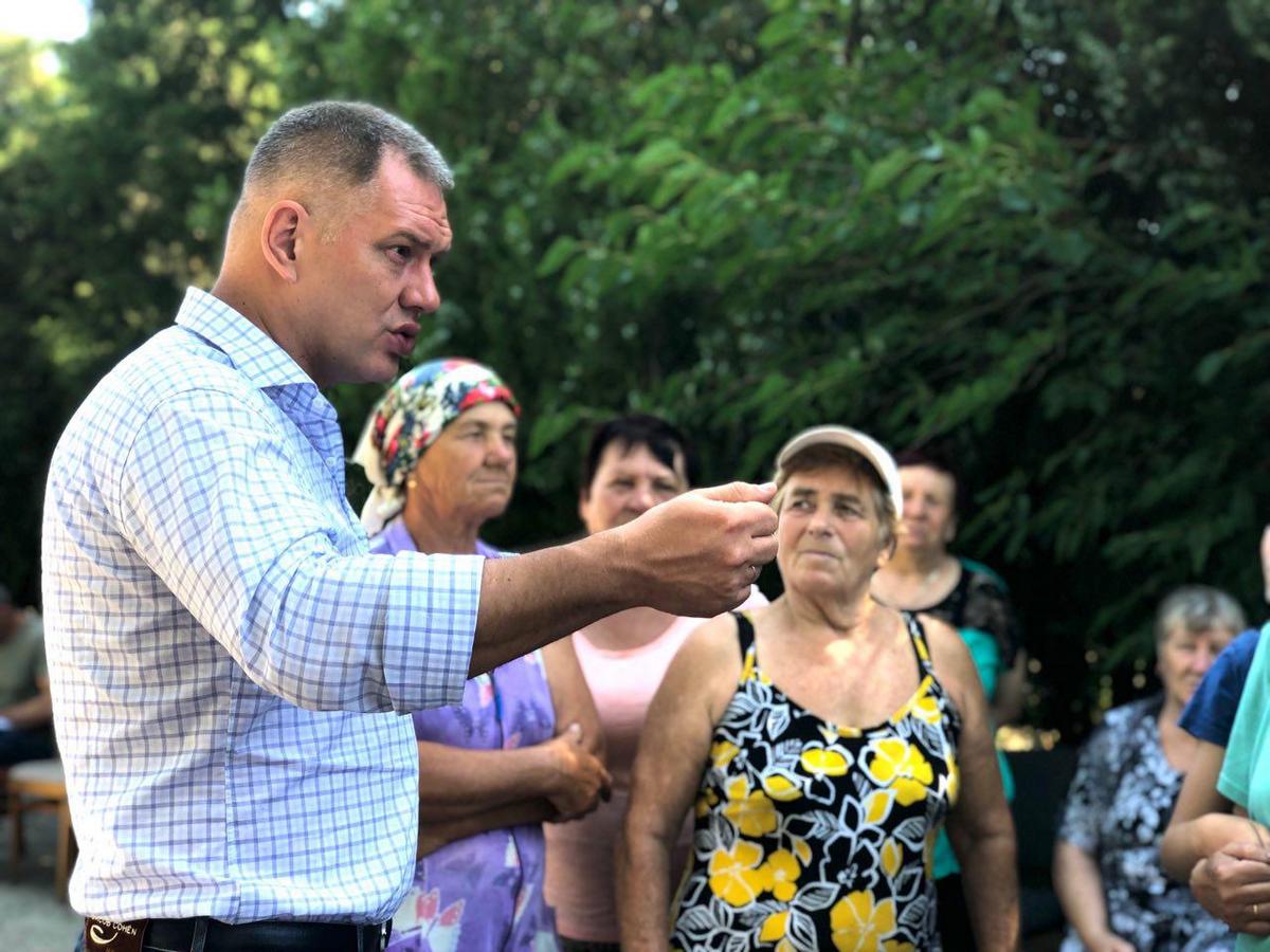 «Надо выбирать таких, как наш Козырь», – жители Николаевского района считают, что в Раде не должно быть «лишних людей»