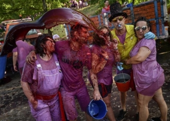 В Испаниии прошла “винная битва” – вылили 70 тысяч литров вина