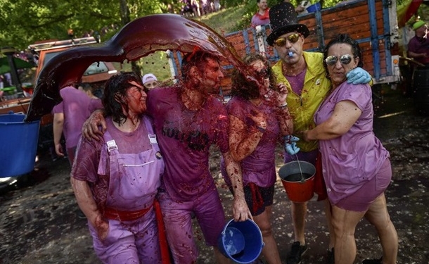 В Испаниии прошла “винная битва” – вылили 70 тысяч литров вина