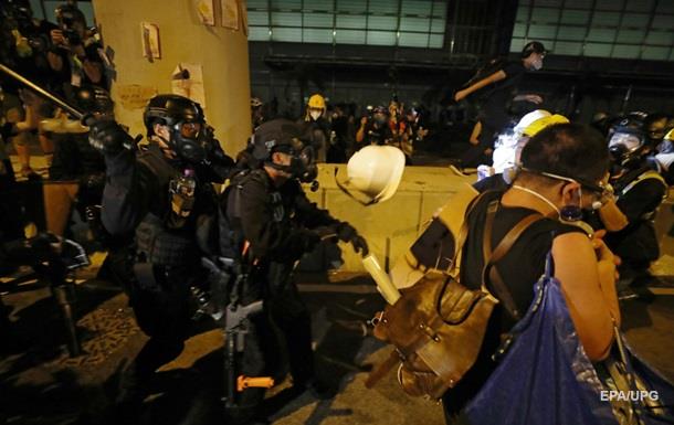 В Гонконге полиция начала разгон протестующих 1