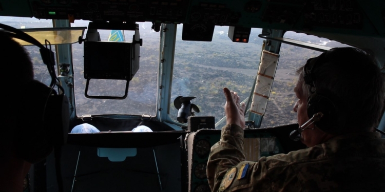 Украинские пилоты посадили вертолет на кратер самого активного вулкана в Африке (ФОТО)