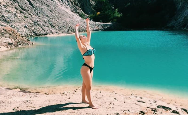 В Испании блогеры искупались в токсичном озере и попали в больницу (ВИДЕО)