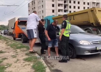 В Харькове пьяный водитель уснул на светофоре (ВИДЕО)