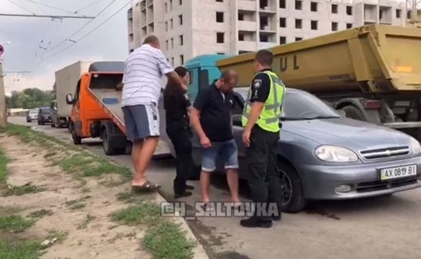 В Харькове пьяный водитель уснул на светофоре (ВИДЕО)