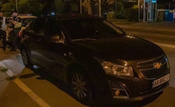 В Киеве пьяный прокурор скрывался от полиции в кустах