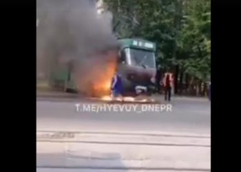 В Днепре загорелся трамвай с пассажирами (ВИДЕО)