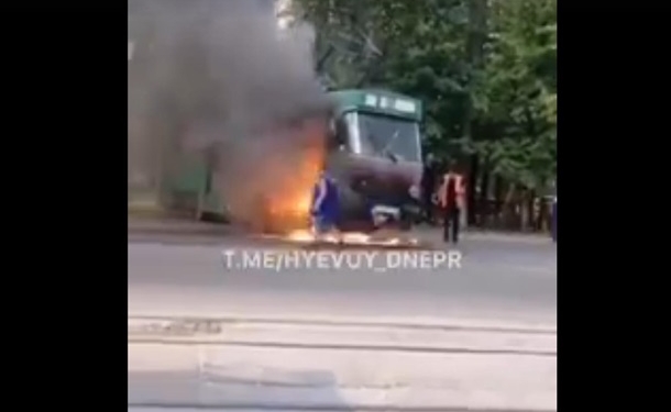 В Днепре загорелся трамвай с пассажирами (ВИДЕО)