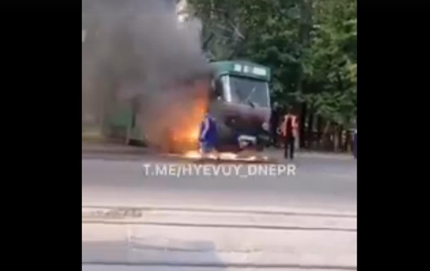 В Днепре загорелся трамвай с пассажирами (ВИДЕО) 1
