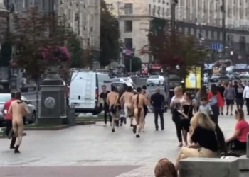 Пятница в офисе? В одних галстуках: в центре Киева пробежала группа голых парней (ВИДЕО)