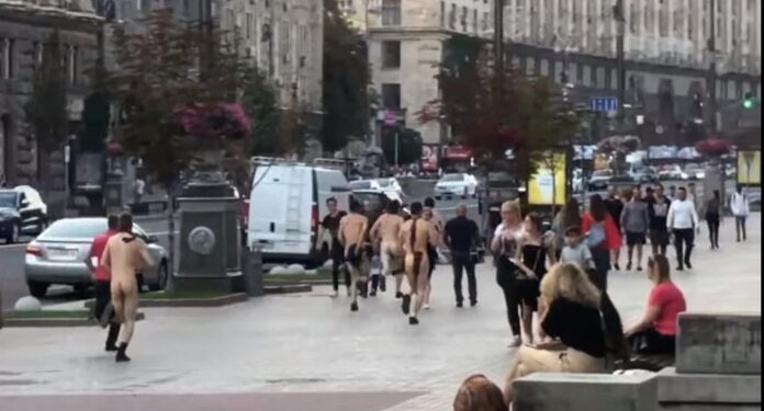 Пятница в офисе? В одних галстуках: в центре Киева пробежала группа голых парней (ВИДЕО)