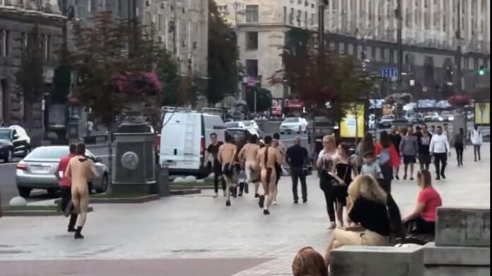 Пятница в офисе? В одних галстуках: в центре Киева пробежала группа голых парней (ВИДЕО) 1